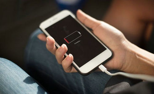 充电器或者充电线的问题也会造成手机充不进电